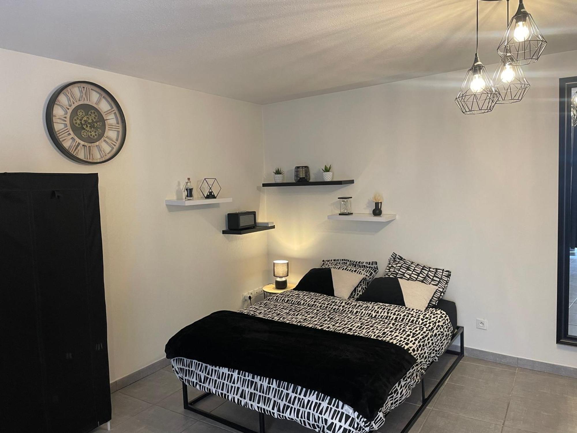 Nid Douillet - Elegant Studio En Plein Centre De Риом Екстериор снимка